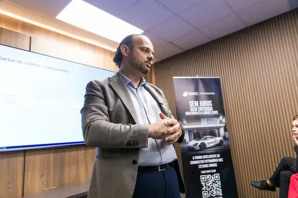 Speaker presenting at an NWX Consorcio investor event