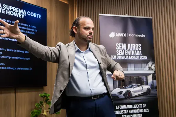 NWX Consorcio speaker discussing the Howey Test and legal compliance