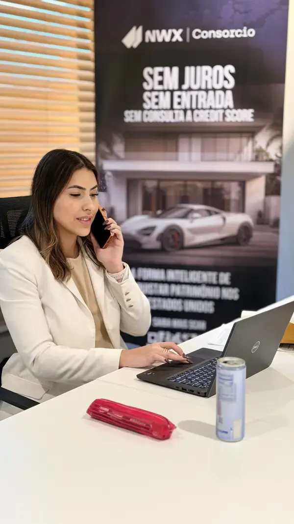 NWX Consorcio advisor providing client support by phone