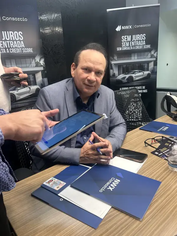 Client consultation with NWX Consorcio advisor using a tablet