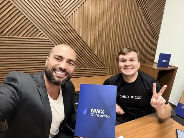 Happy client at NWX Consorcio headquarters after enrollment